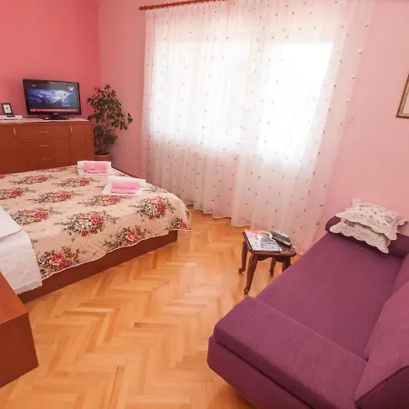 Apartment Roza *